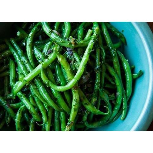 Steamed green beans with a little garlic in a blue plate.
